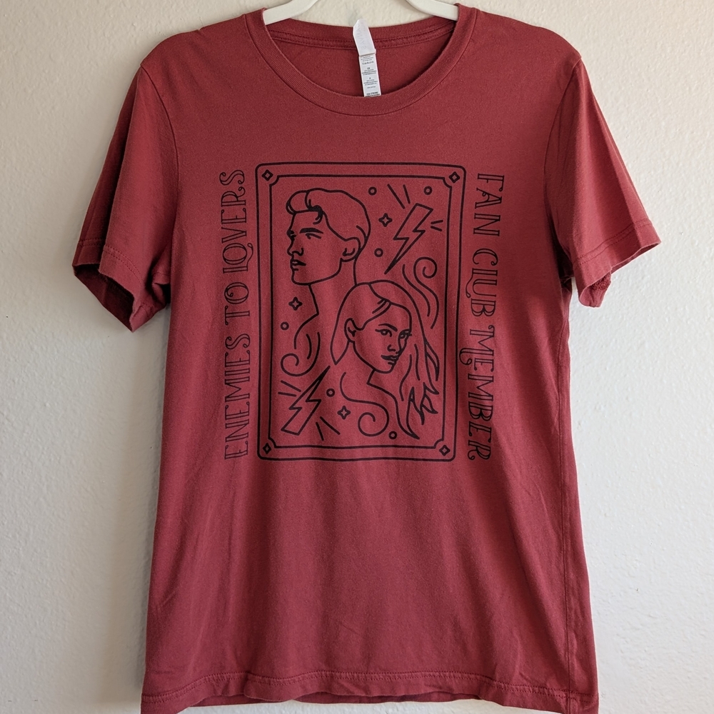 Bookish Box Enemies to Lovers Tee in Rust - Unisex S
